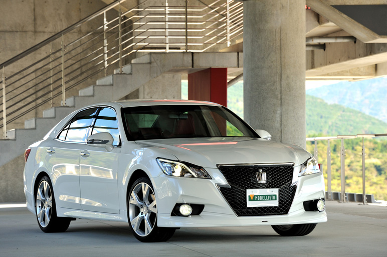 Toyota Crown Exterior Front End