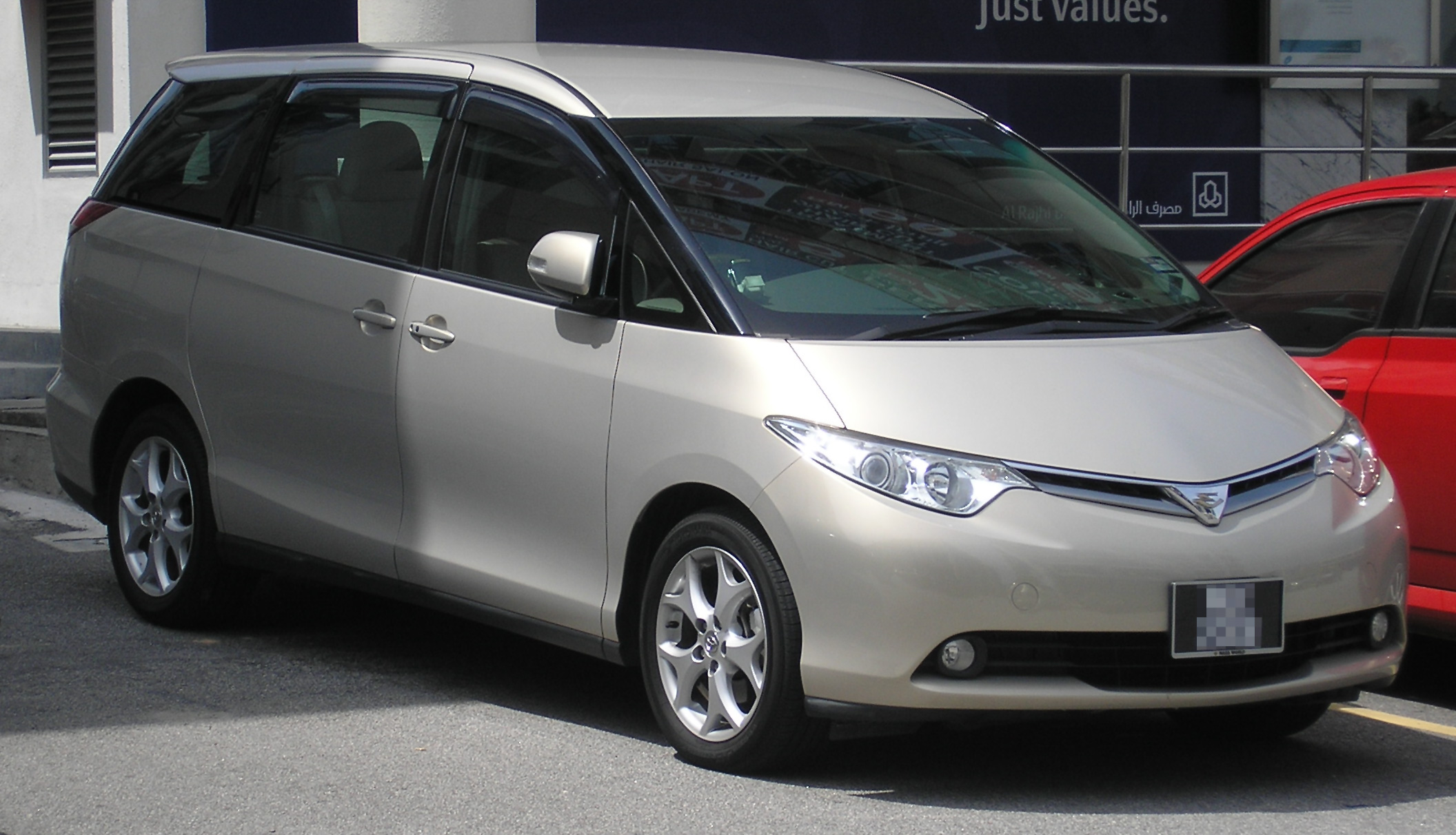 Toyota Estima Exterior Front End