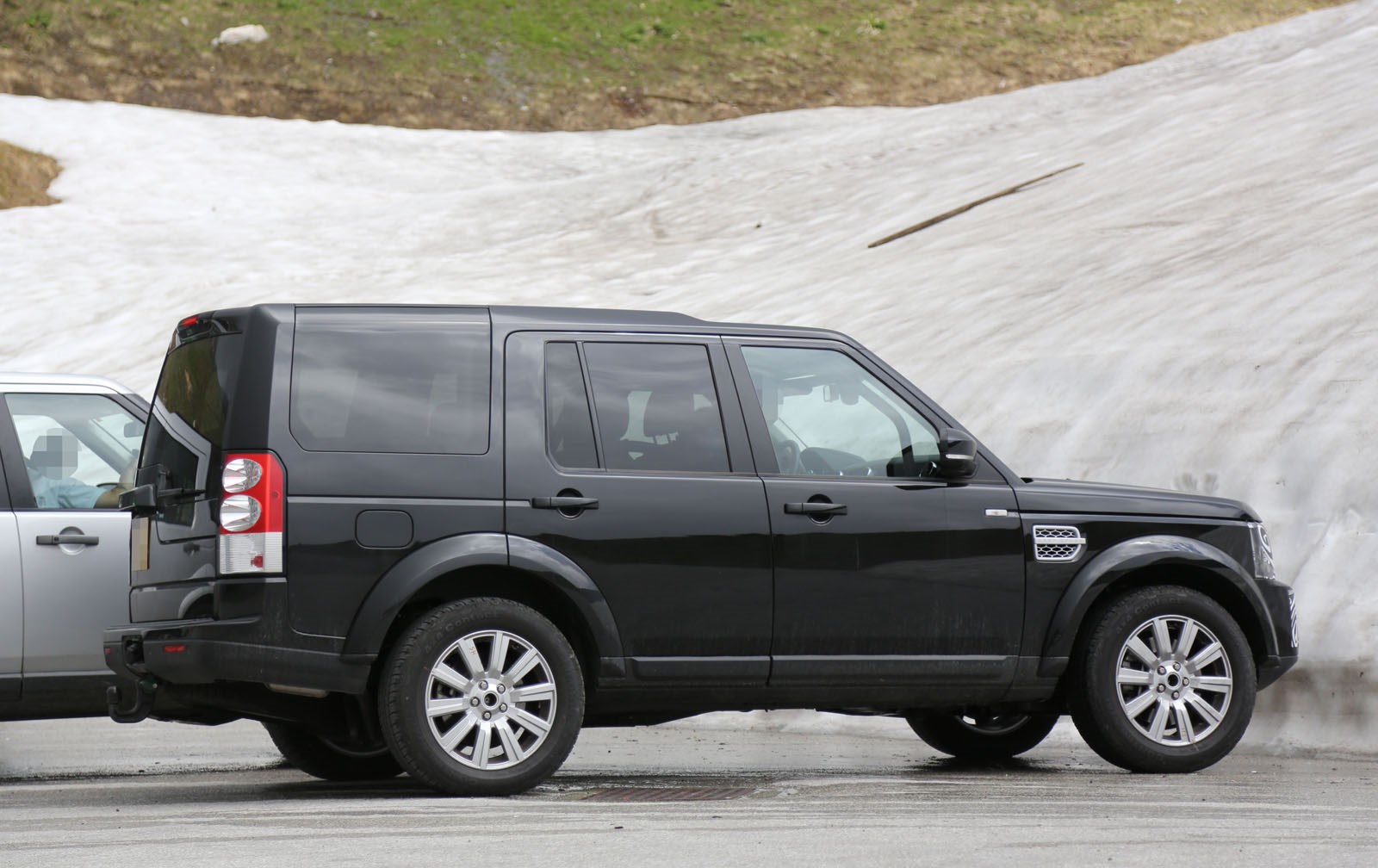 Land Rover Discovery 4 Exterior Side View
