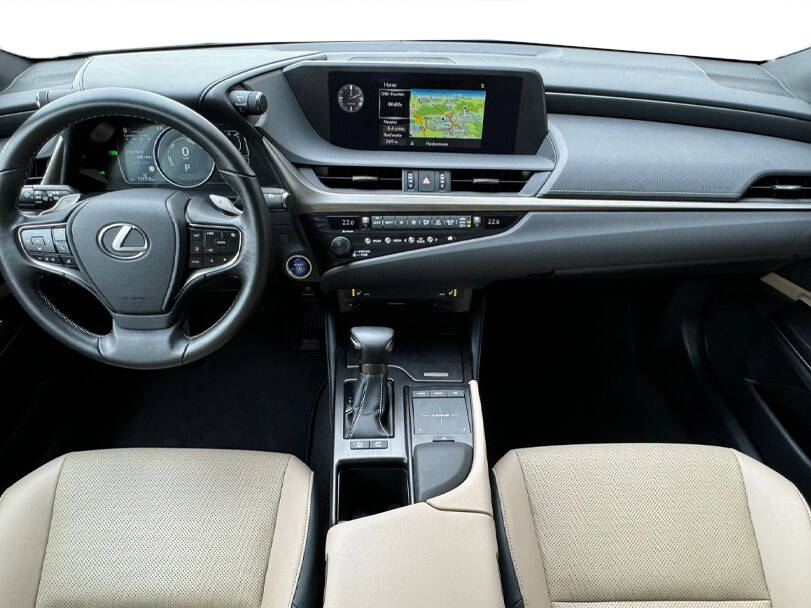 لیکزس ای ایس Interior 