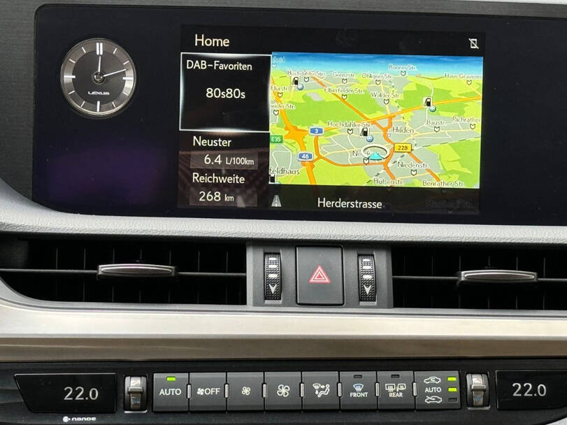 لیکزس ای ایس Interior 