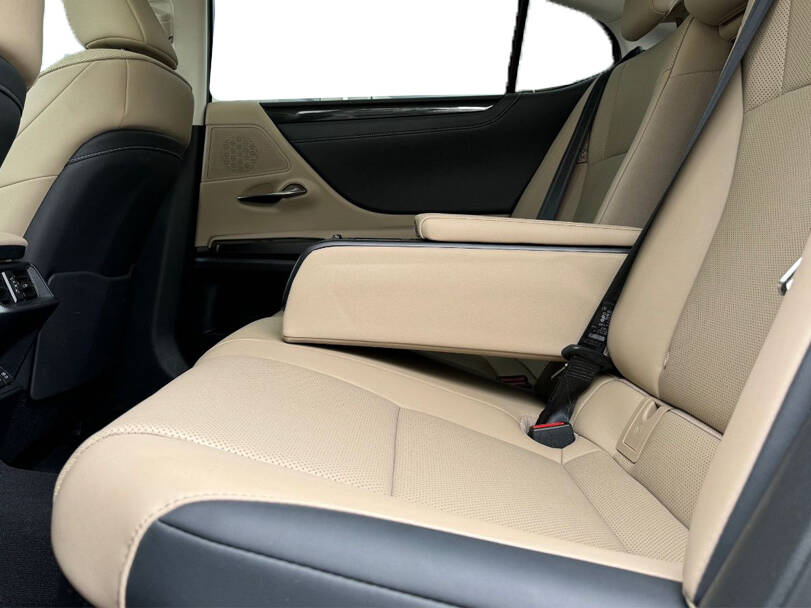 لیکزس ای ایس Interior 