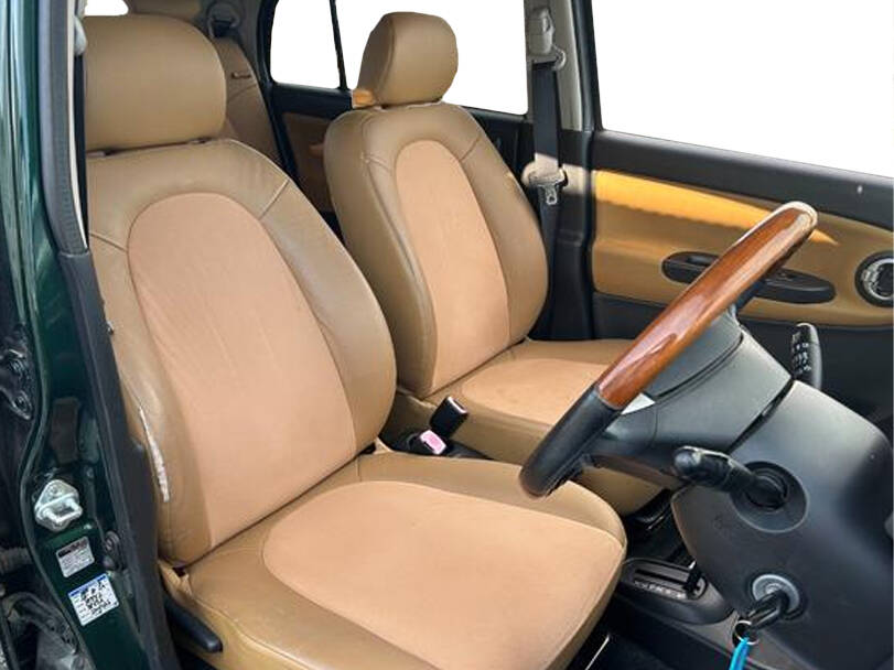 ڈائیہاتسو میرا جینو Interior 