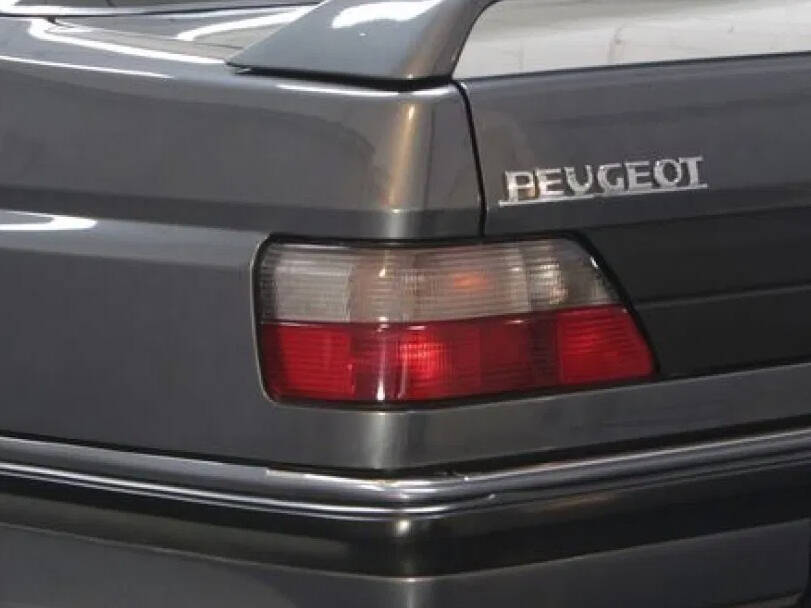 پیوژو 605 Exterior Tail Light
