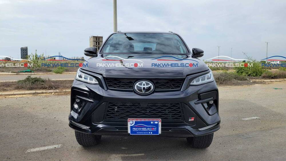 Toyota Fortuner GRS Price in Pakistan, Specification & Features